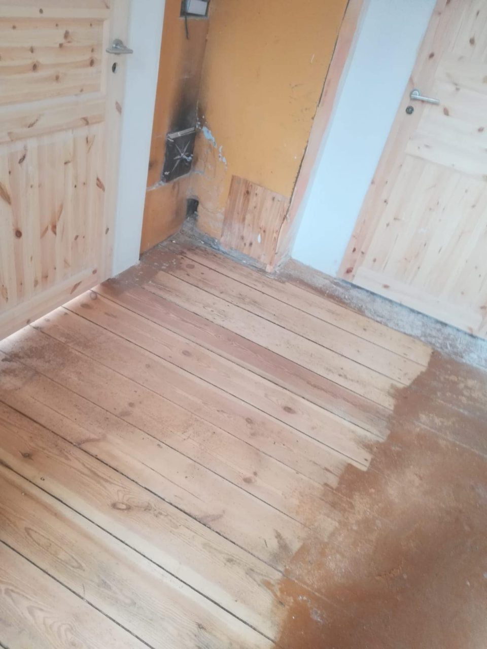 Cleaning and refinishing a painted plank floor? Yes, of course!